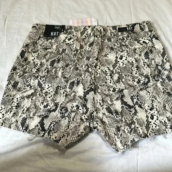 Kut from the Kloth Gidget High Rise Snake Print Cut Off Shorts size 8 NWT - Picture 6 of 6